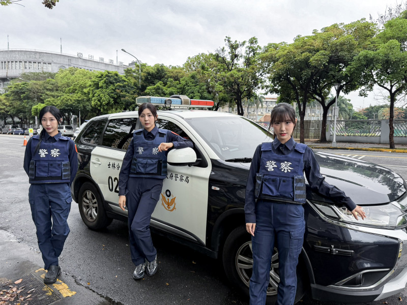 睦那京（中）與璇璇（左）、小雲（右）換上俐落警服，化身最美警花。（麥卡貝網路電視提供）