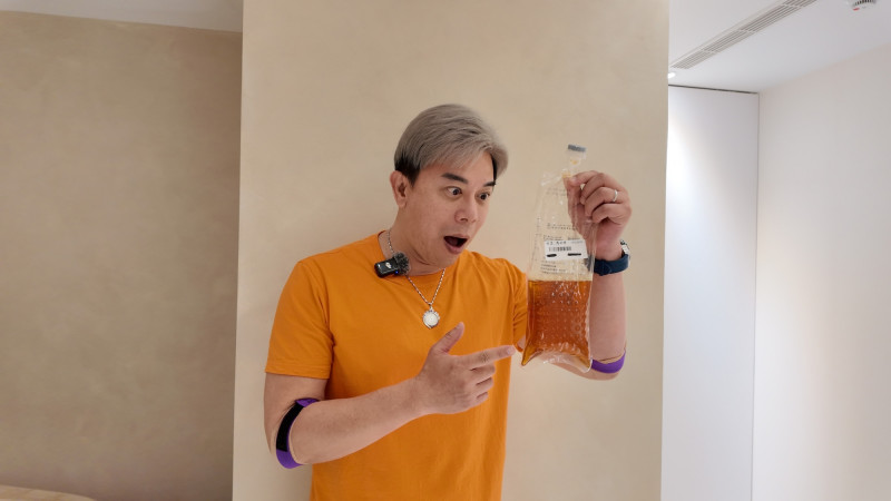 馬幼興見血液淨化後排出的廢液，表情震驚。（康博集團提供）