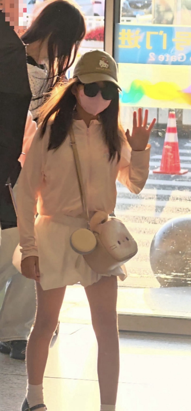 周杰倫大女兒現身機場落落大方。（翻攝自微博）