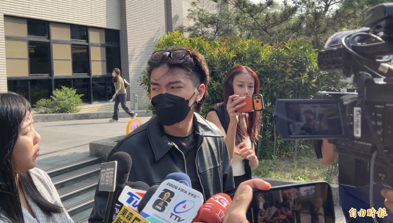 「秋偉」邱皓偉捲進孫安佐火焰槍案，他複訊後兩萬元交保。（記者張文川攝）