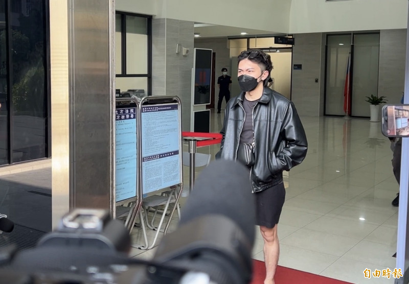 「秋偉」邱皓偉捲進孫安佐火焰槍案，他複訊後兩萬元交保。（記者張文川攝）