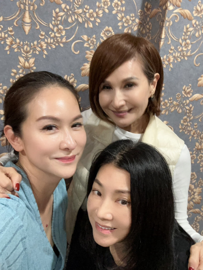 蔣黎麗（右起）和向娃、金友莊聚會，特別分享女傭要嫁有錢人的故事。（蔣黎麗提供）