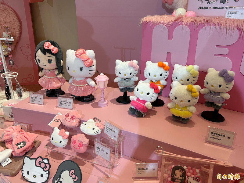 「HELLO KITTY & JISOO」快閃店中的凱蒂貓五顏六色都有，太可愛了。（記者廖俐惠攝）
