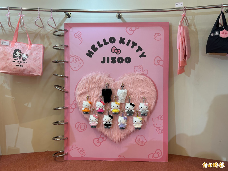 HELLO KITTY吊飾真的太可愛了。（記者廖俐惠攝）