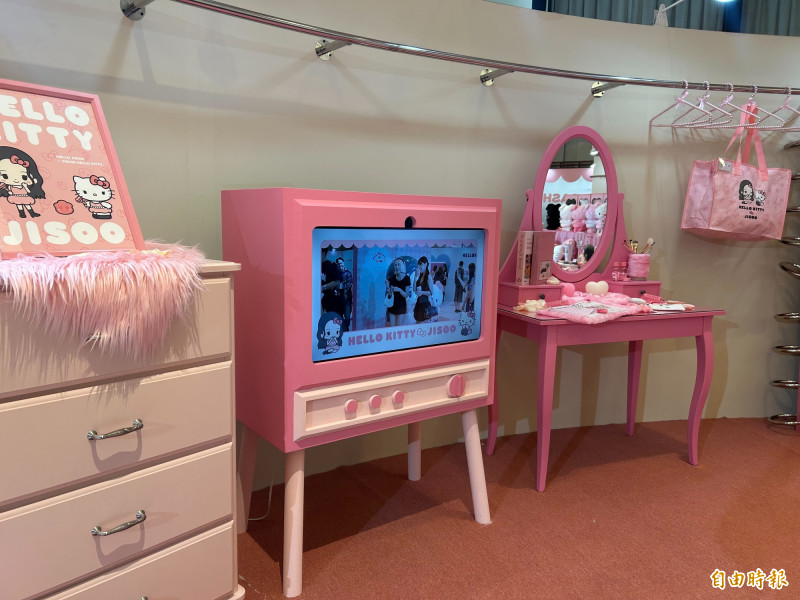 粉絲可從「HELLO KITTY & JISOO」快閃店內的小電視看到自己，絕對是網美必拍的地方。（記者廖俐惠攝）