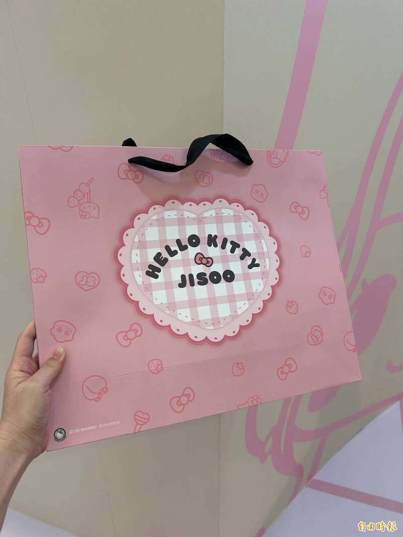 「HELLO KITTY & JISOO」快閃店最便宜的商品是50元的購物袋。（記者廖俐惠攝）