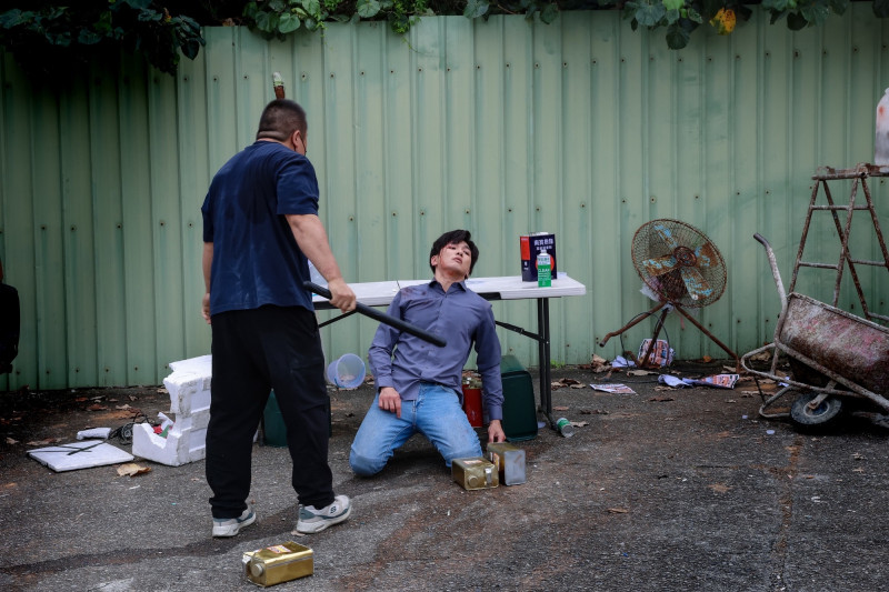 吳政澔拍攝《豆腐媽媽》火攻戲碼，全身遭潑汽油後被逼至堤防邊。（民視提供）