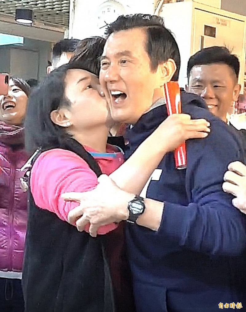 前總統馬英九（右）過去相當受女性支持者歡迎，甚至有人獻吻。（資料照，記者廖振輝攝）