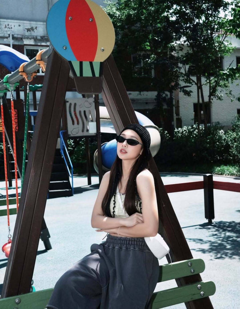 鬼鬼穿著休閒在公園拍出系列美照。（翻攝自IG）