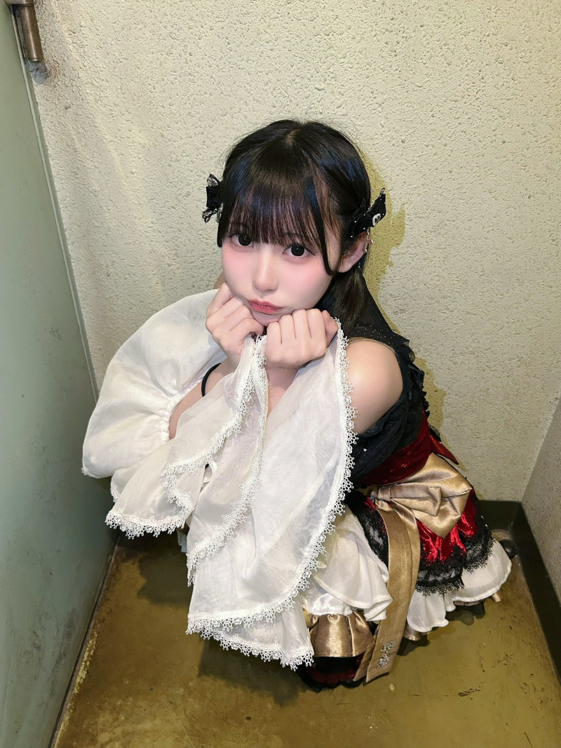 日本偶像女團「HIGH SPIRITS」新成員森薺跟朋友飲酒狂歡的影片曝光。（翻攝自X）