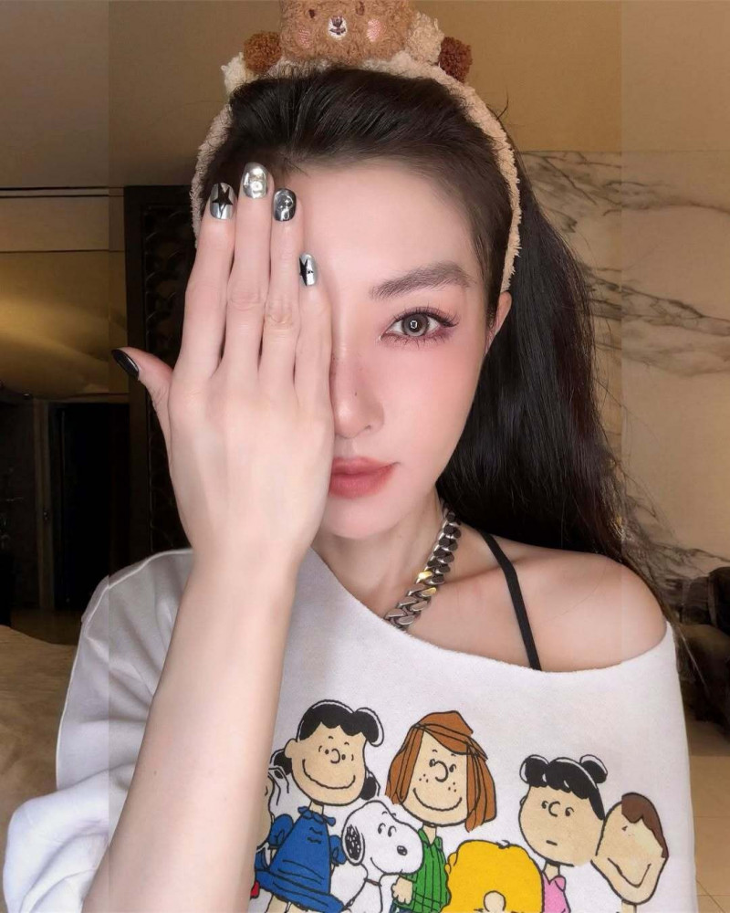 謝金燕曬出自己掀起瀏海的模樣。（翻攝自IG）