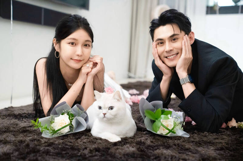 陳奕（右）和老婆「五分埔成衣廠千金」紀曦晨，去年11月喜迎愛女。（資料照，陳奕提供）