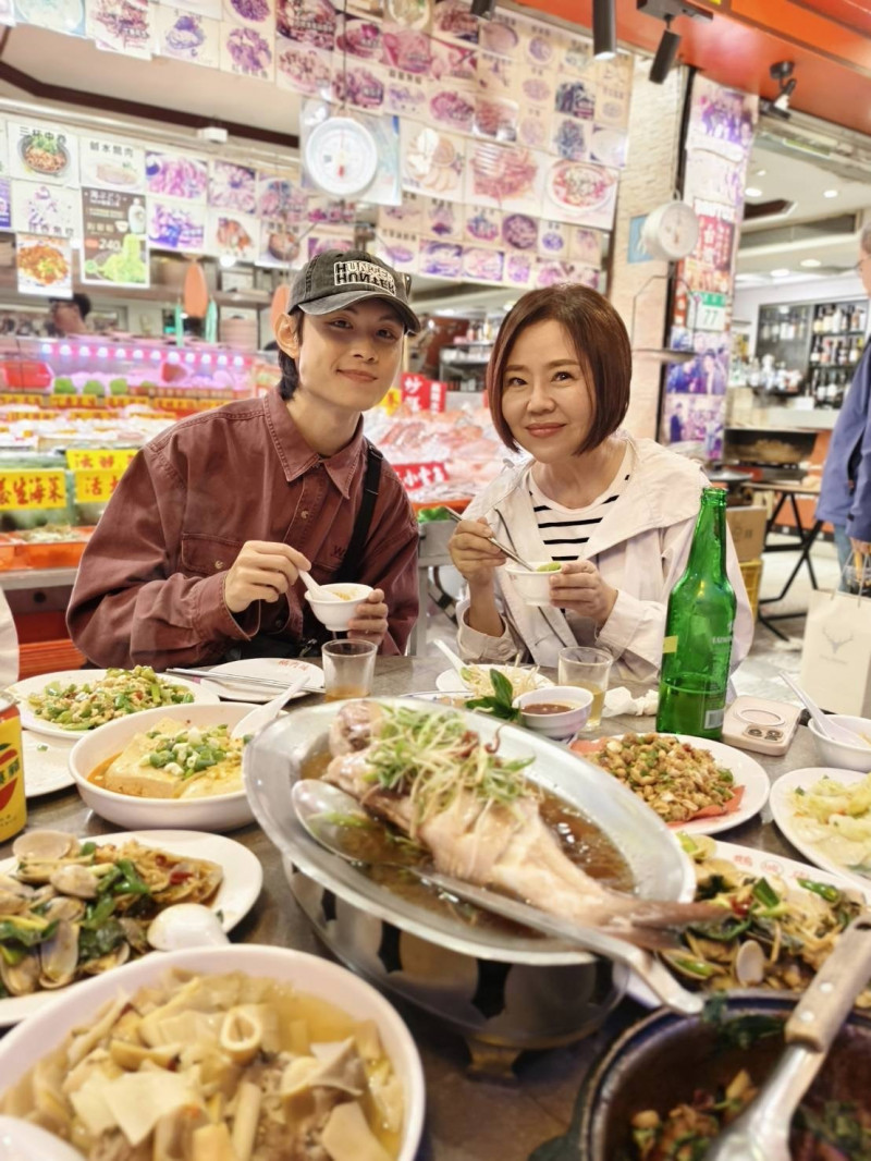 于美人（右）特地帶東東去吃炒飯。（三立提供）