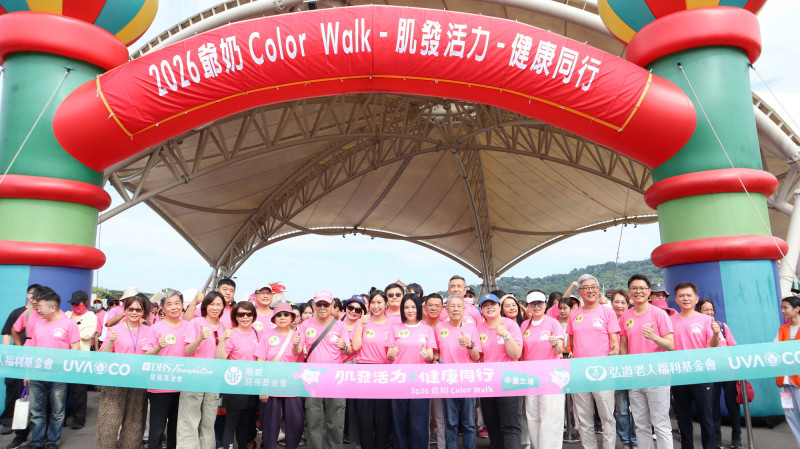 苗可麗（中）擔任「爺奶Color Walk 肌發活力 健康同行」健走大使。（弘道老人福利基金會提供）