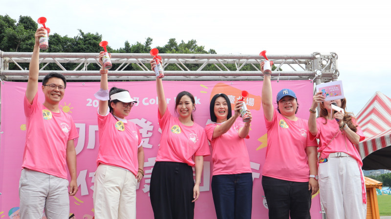 苗可麗（右三）擔任「爺奶Color Walk 肌發活力 健康同行」健走大使。（弘道老人福利基金會提供）