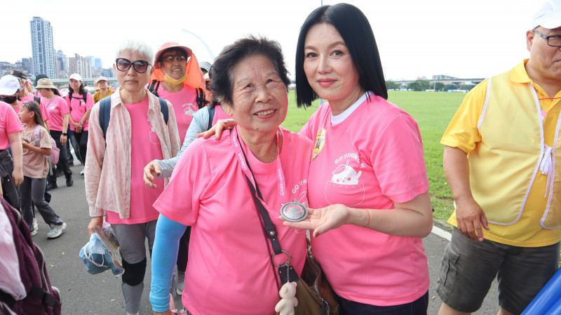 苗可麗（右）擔任「爺奶Color Walk 肌發活力 健康同行」健走大使。（弘道老人福利基金會提供）