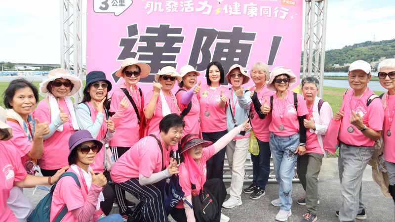 苗可麗（中）擔任「爺奶Color Walk 肌發活力 健康同行」健走大使。（弘道老人福利基金會提供）