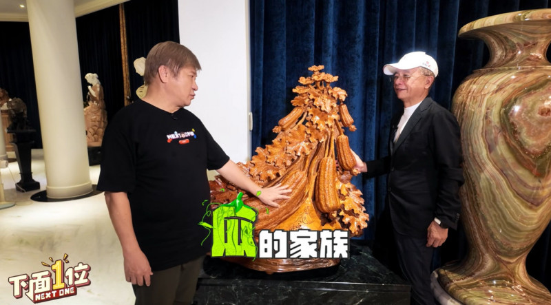 胡瓜看到跟「瓜」有關的藝術品愛不釋手。（翻攝自YT）