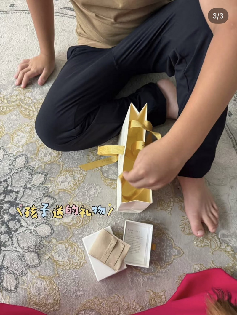 楊采妮收到兒子的禮物。（翻攝自IG）