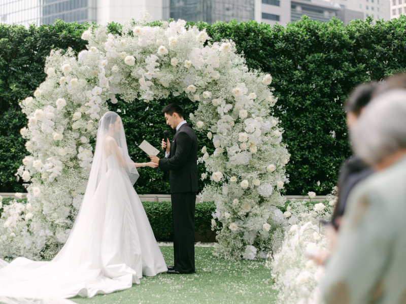吳婉芳的次子Lynus與女友Kristy完婚。（滾動工作室提供）