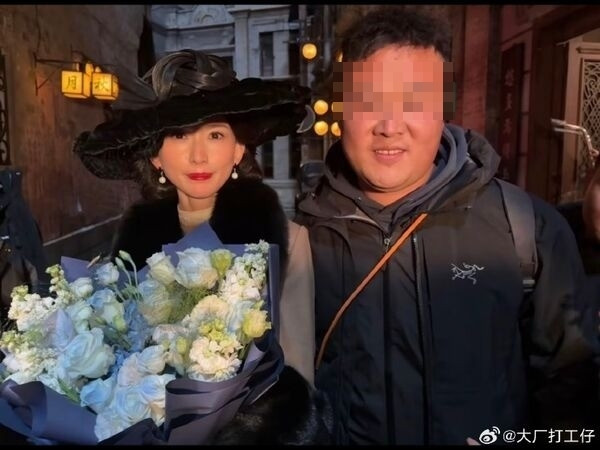 網友曬出自己在《玉蘭花開君再來》片場與林志玲合照。（翻攝自微博）