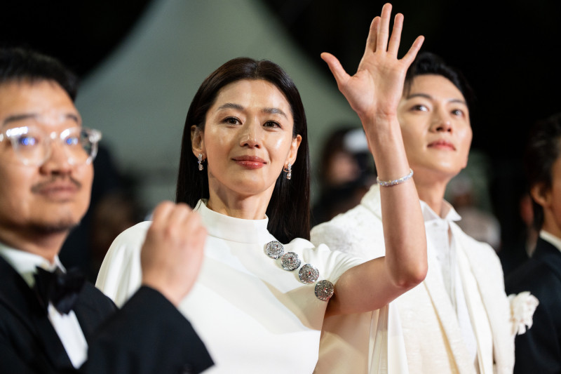 44歲兩寶媽超犯規 全智賢「短版上衣」一掀...太狠了