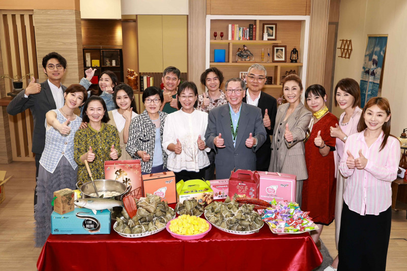 李運慶（左起）、王晴、謝瓊煖、曾智希、方琦、製作人黃錦鳳、洪都拉斯、雲林縣副縣長謝淑亞、吳鈴山、民視總經理廖季方、民視副總經理許念台、梁佑南、范瑞君、李沛綾、賴芊合開心品嚐雲林美食。（民視提供）