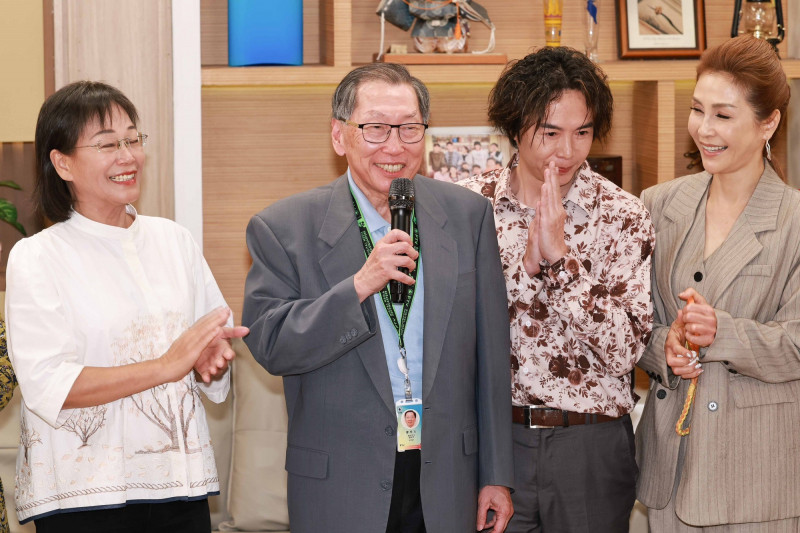 雲林縣副縣長謝淑亞（左起）、民視總經理廖季方、吳鈴山、梁佑南提前歡慶端午。（民視提供）