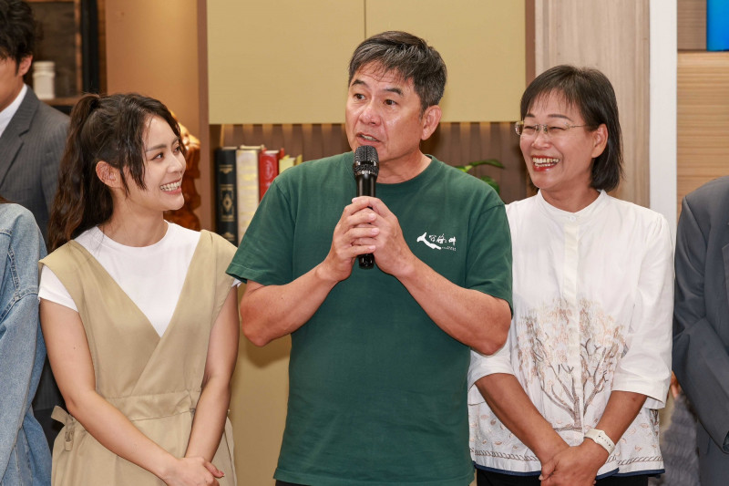 洪都拉斯（中）代表劇組致謝，感謝雲林鄉親暖心探班，左為方琦、右為雲林縣副縣長謝淑亞。（民視提供）