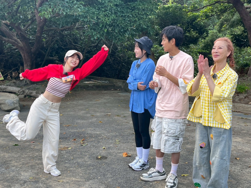 慈妹（左起）精彩表現獲得主持群籃籃、阿翔、楊繡慧大讚。（民視提供）