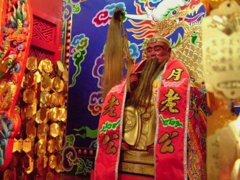 苓雅關帝廟月老殿位於元辰殿右側，許多粉絲上門祈求搶票順利。（關帝廟提供）