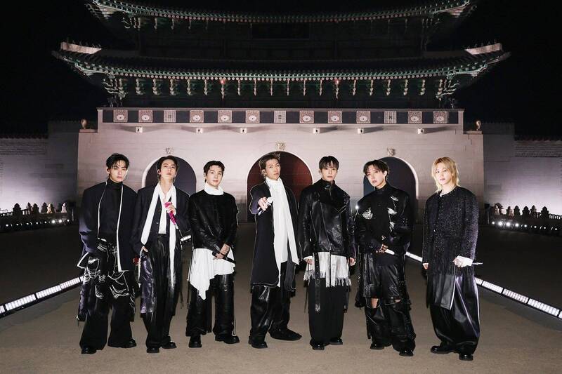 BTS搶票驚動月老 ARMY衝高雄武廟求神奉上葡萄軟糖