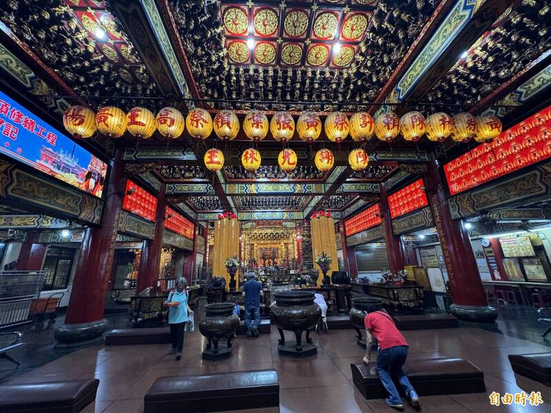 高雄苓雅關帝廟（武廟）出現搶票心切的粉絲把演唱會座位表放在月老供桌上。（資料照，記者許麗娟攝）
