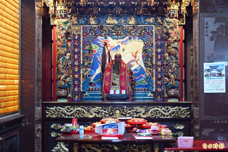 粉絲搶演唱會門票，求神助月老成為追星族最新守護神。（記者李惠洲攝）