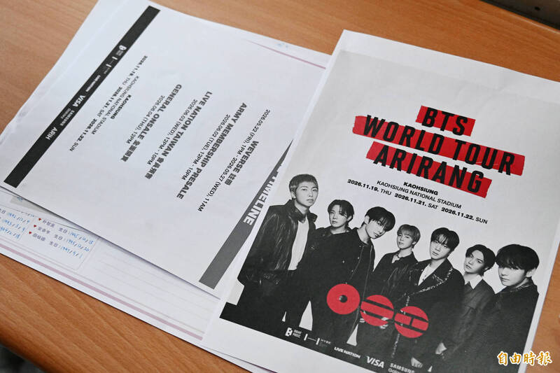 粉絲們特地帶BTS演唱會門票相關資訊，來到月老面前祈求能夠搶到門票。（記者李惠洲攝）