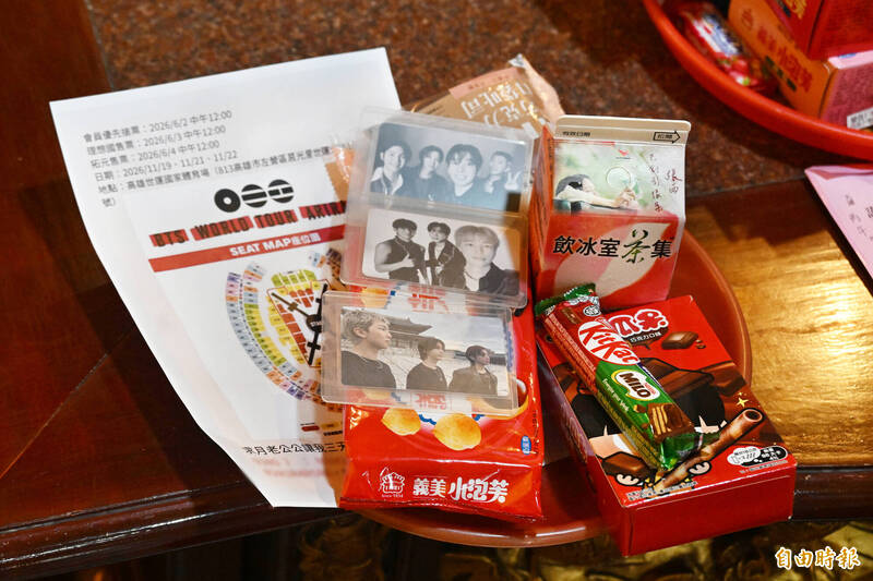 信眾把偶像小卡和座位表擺在供桌前感謝月老「牽」線，讓與偶像見面能夠願望成真。（記者李惠洲攝）