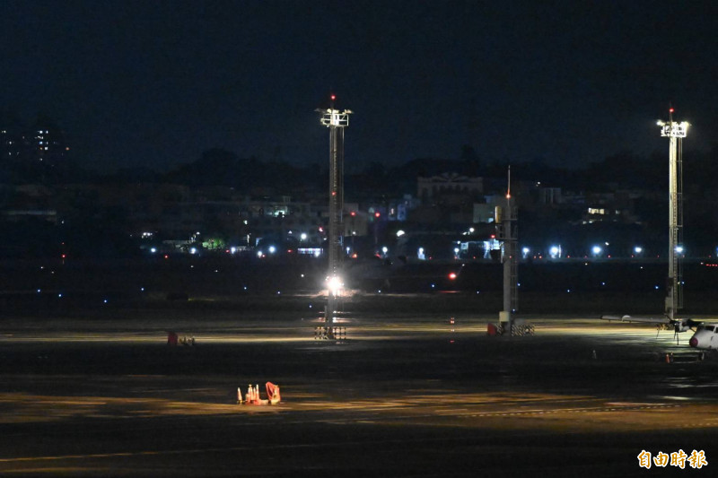 GD私人專機飛抵小港機場。（記者李惠洲攝）