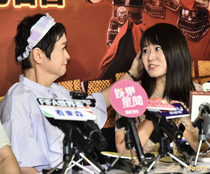 大病一場後，原本獨居的王月（左起）現在搬去和女兒同住。（記者陳奕全攝）