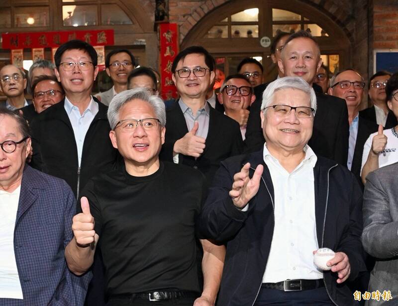 輝達執行長黃仁勳（左）與台積電董事長魏哲家（右）28日在「兆元宴」合影。（資料照；記者張嘉明攝）