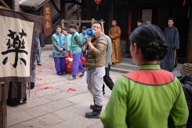 「AI數位人」把橫店群演逼上絕路！時薪縮水、連「演屍體」都沒份