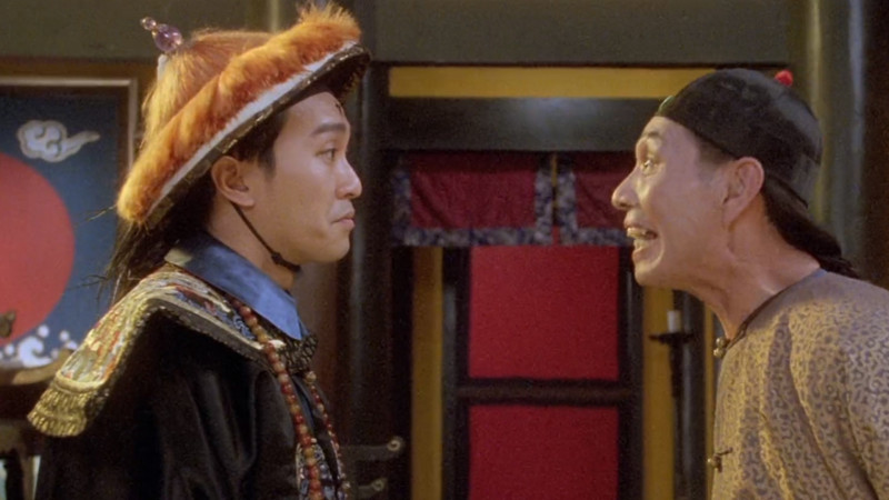 劉洵（右）在《九品芝麻官》飾演李公公，和周星馳飾演的包龍星對罵。（翻攝自YouTube）