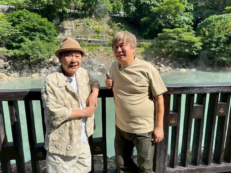 胡瓜（右）與黃西田到北投挑戰自助點餐任務。（下面一位提供）
