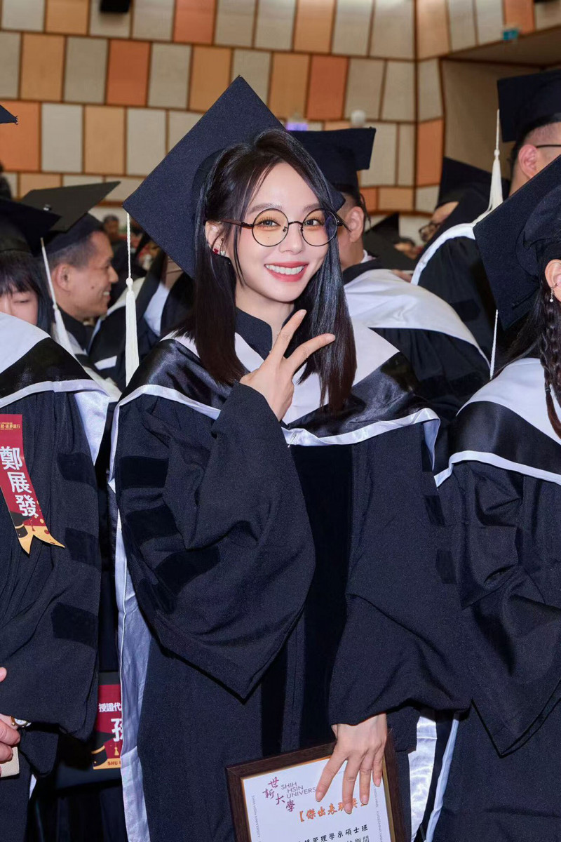 孫淑媚就讀世新大學上海學院傳管系碩專班，獲頒傑出表現獎。（孫淑媚提供）
