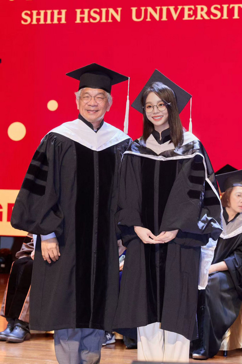 孫淑媚（右）在世新大學就讀，收穫傳播、行銷以及觀眾心理等理論實務。（孫淑媚提供）