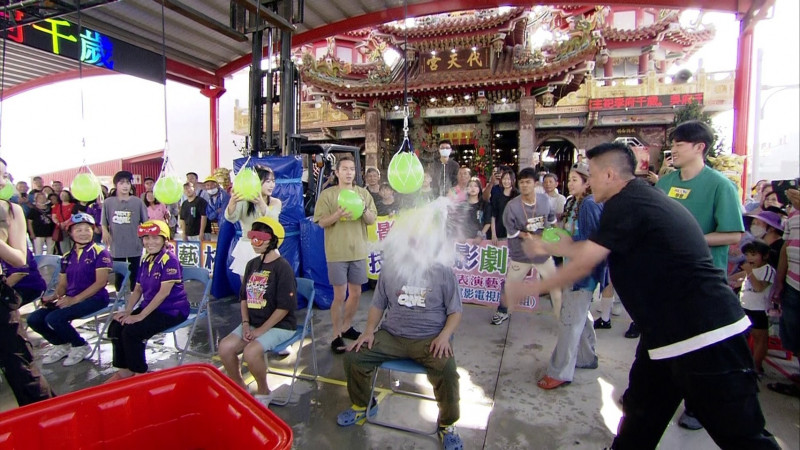 胡瓜遭全場水球瘋砸。（民視提供）