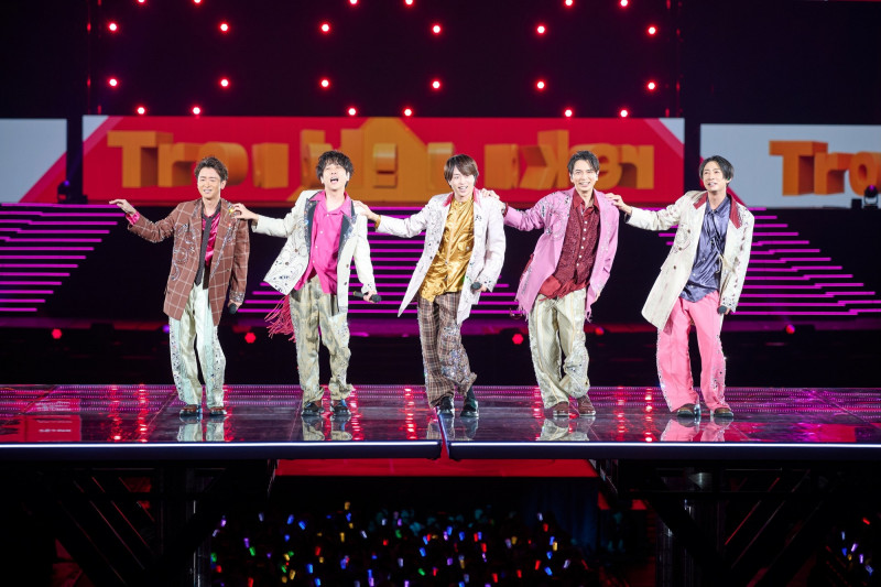 大野智（左起）、二宮和也、櫻井翔、松本潤、相葉雅紀結束作為嵐ARASHI的26年半的演藝生涯。（翻攝自X）