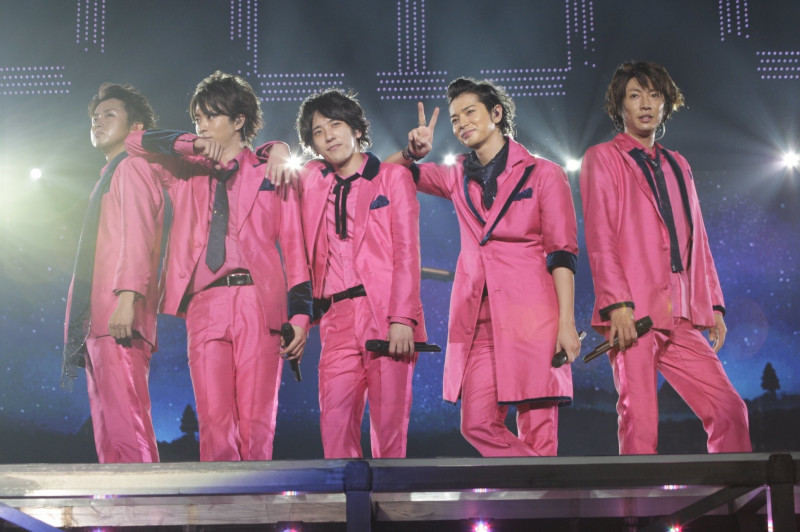 大野智（左起）、櫻井翔、二宮和也、松本潤、相葉雅紀結束作為嵐ARASHI的26年半的演藝生涯。（非本場演唱會，翻攝自X）