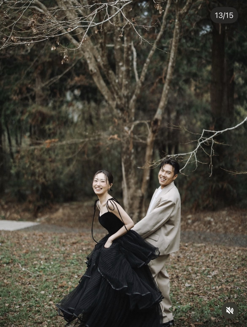 洋蔥曬婚紗照，老婆正面入鏡。（翻攝自IG）