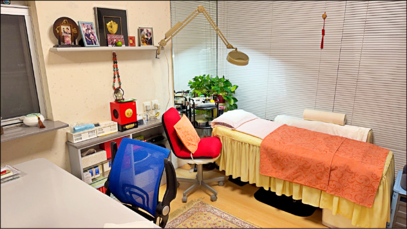 冉肖玲在香港的紋眉工作室雖然不大，卻裝滿了故事。（冉肖玲提供）