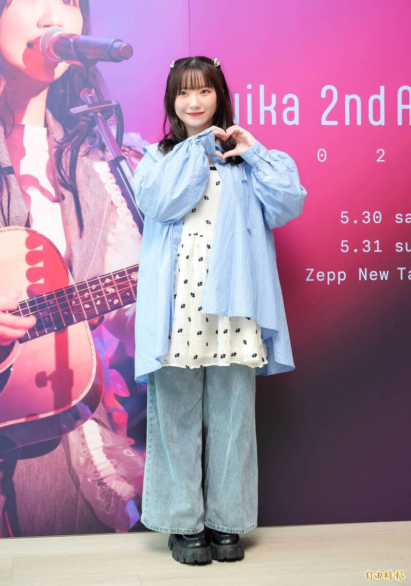 Yuika覺得鳳梨蝦球真的非常好吃。（記者王文麟攝）